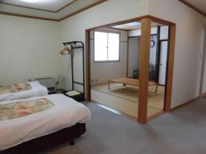 鱼沼市Asakusa Sanso的酒店客房,设有两张床和镜子