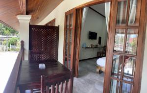 琅勃拉邦Villa KhounSok Sunset的一间带木桌的房间和一间卧室