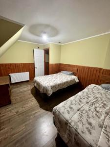 RecintoCasa Recinto的酒店客房设有两张床和天花板