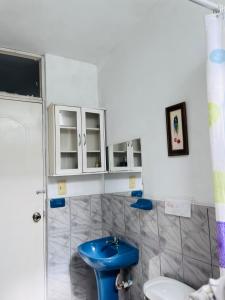 利马Residencia Luxury Recomendado en Booking!的浴室配有蓝色水槽和卫生间。