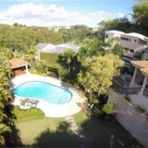 利马Residencia Luxury Recomendado en Booking!的享有庭院游泳池的顶部景色