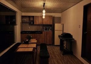 阿基塔尼亚Finca La Piedra的厨房配有桌子和冰箱