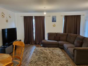 史云顿A Spacious and Hearty 2BD Swindon stay的带沙发和电视的客厅