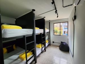 麦德林PRADO DOWNTOWN的客房设有三张双层床和一扇窗户。