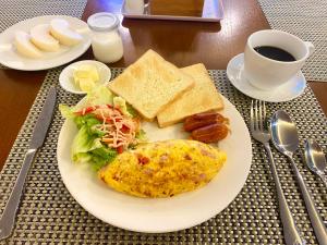 河内Marigold Hotel Hanoi的盘子,煎蛋,烤面包和咖啡