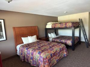 威斯康星戴尔All Star Inn & Suites的酒店客房 - 带2张床和1张双层床