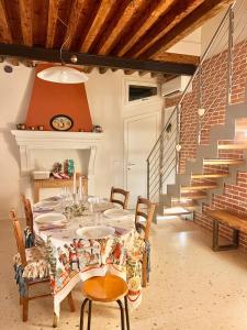 布伦塔河畔皮亚佐拉Boutique House Alle Loggie Palladiane di Villa Contarini的一间带桌椅和楼梯的用餐室