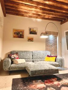 布伦塔河畔皮亚佐拉Boutique House Alle Loggie Palladiane di Villa Contarini的客厅里设有一张灰色沙发