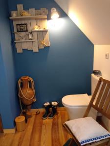康庞La Grande Ourse的一间带卫生间和蓝色墙壁的浴室
