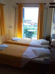 阿齐亚·佩拉加·基西拉凯瑟莱亚酒店的配有窗户的酒店客房内的两张床
