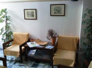 阿齐亚·佩拉加·基西拉凯瑟莱亚酒店的客厅配有两把椅子和一张桌子