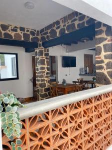 圣米格尔-德阿连德Hotel La Lejona的客厅设有石墙