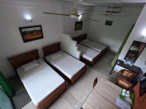 Hanwella阿姆巴拉马休闲酒廊度假村的享有高空美景,设有两张床和一张桌子。