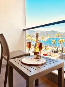 马尔马里斯FİFTY5 SUİTE HOTEL的一张桌子,配有两杯葡萄酒,享有海景