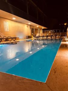 马尔马里斯FİFTY5 SUİTE HOTEL的游泳池周围设有椅子