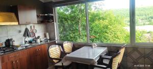 库萨雷Motel的一个带桌椅和大窗户的厨房