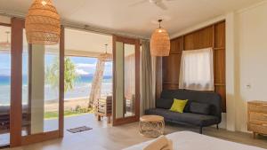 沙璜Sunset Beach Resort Weh的带沙发的客厅,享有海滩美景