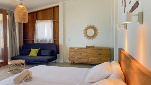 沙璜Sunset Beach Resort Weh的一间卧室配有一张床和一张蓝色椅子