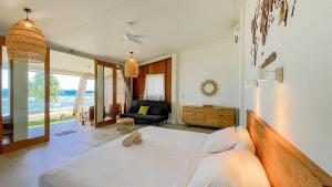 沙璜Sunset Beach Resort Weh的一间卧室设有一张床和一间客厅。