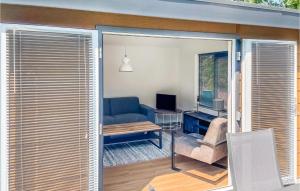 皮滕Gorgeous stacaravan In Putten With Wifi的客厅设有蓝色的沙发和窗户。