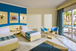 沙姆沙伊赫梦海滩度假村- 沙姆沙伊赫的酒店客房设有两张床和一个阳台。