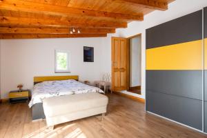罗波里卡House Boris的一间卧室设有一张床和木制天花板