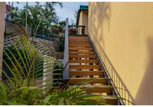 巴利托Ocean View Villas的通往植物丛的建筑的楼梯