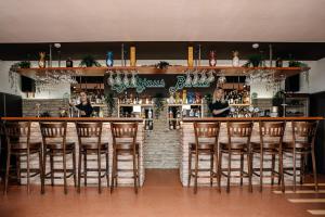 比尔扎伊Butenas Hotel Tyla的餐厅内带木制酒吧凳的酒吧