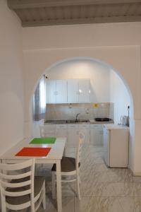 奥诺斯Marina Blue Ornos的厨房配有桌椅和拱门
