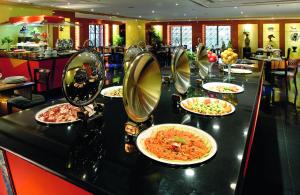 麦地那New Madinah Hotel的餐厅内供应的自助餐