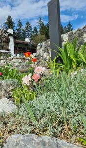 格赖瑙Alpenchalet Zum Jeremia的花石花园,标志
