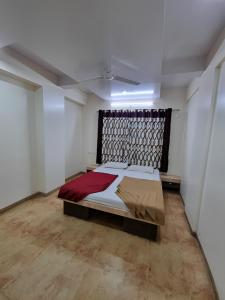 纳西克Sai Anand的一间卧室,卧室内配有一张大床