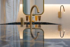 米克诺斯城Petasos Chic Hotel的一间带水槽和镜子的浴室