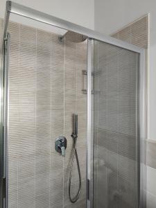 利多迪卡马约雷Casa Violina的浴室内配有淋浴和头顶淋浴