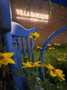 埃格尔Villabaroque_Eger的蓝色椅子,坐在草上,花朵黄色