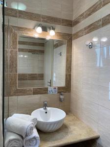 巴拉利亚-阿亚斯弗坦恩约兰达一室公寓的浴室配有盥洗盆、镜子和毛巾