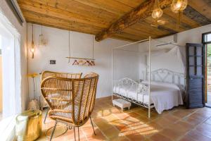 圣安东尼奥LAS MARIPOSAS的卧室配有白色的床和椅子
