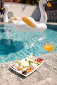 博德鲁姆Swan Boutique Hotel的游泳池旁的一大盘食物和饮料