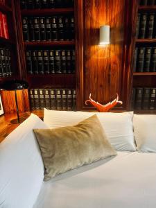圣克鲁斯-德特内里费Niko Rooms的书房里一张带枕头的床