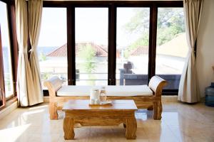 艾湄湾Alam Bali Beach Resort的客厅配有沙发和桌子