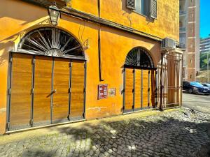 罗马Trastevere Loft的一条橙色的建筑,在街上有两个门