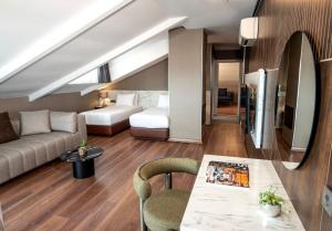 伊斯坦布尔波斯佛拉酒店的带沙发、床和桌子的客厅
