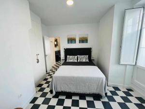 麦地那西多尼亚Casa Las 4 Esquinas by Casas con Encanto的一间卧室配有一张床,铺有一个 ⁇ 板地板