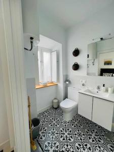 麦地那西多尼亚Casa Las 4 Esquinas by Casas con Encanto的白色的浴室设有卫生间和水槽。