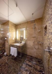 麦加Makkah Al Aziziah的带淋浴和盥洗盆的浴室