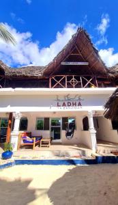 江比阿Ladha ya Zanzibar Boutique Guesthouse的前面有游泳池的房子