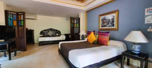南芭堤雅Rabbit Resort Pattaya的一间卧室配有一张大床和电视