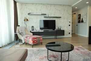 伊斯坦布尔Prime Residence Istanbul-2-BDROOM的带沙发和电视的客厅