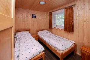 斯图托沃Domki, pokoje u Małgosi的小型客房 - 带2张床和窗户