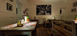 圣丹尼斯Le Platinium Barachois的一间带木桌和长凳的用餐室